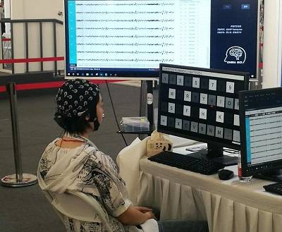 世界机器人大会脑控打字迎新纪录 0.413秒输出一个字母